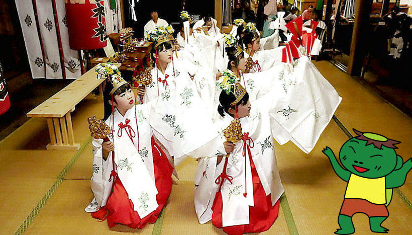 写真：「徳山神楽」静岡県榛原郡川根本町・徳山神社（10月第2日曜日）