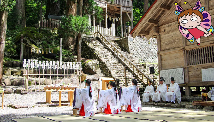写真：<ruby><rb>白山中居神社</rb><rt>はくさんちゅうきょじんじゃ</rt></ruby>（岐阜県郡上市白鳥町石徹白鎮座）